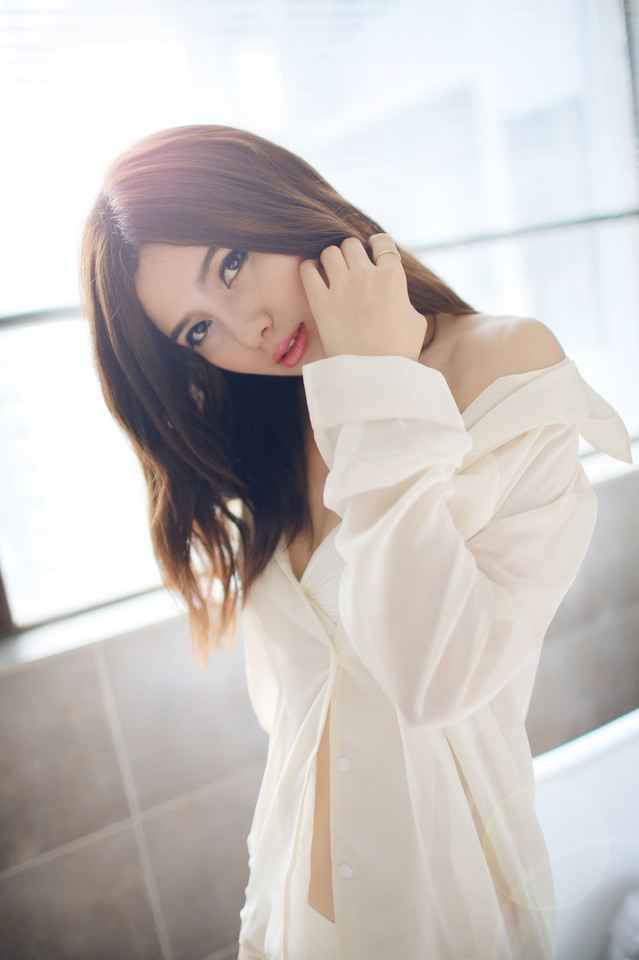 白衬衫美女酥胸美乳极品诱惑美女私房照