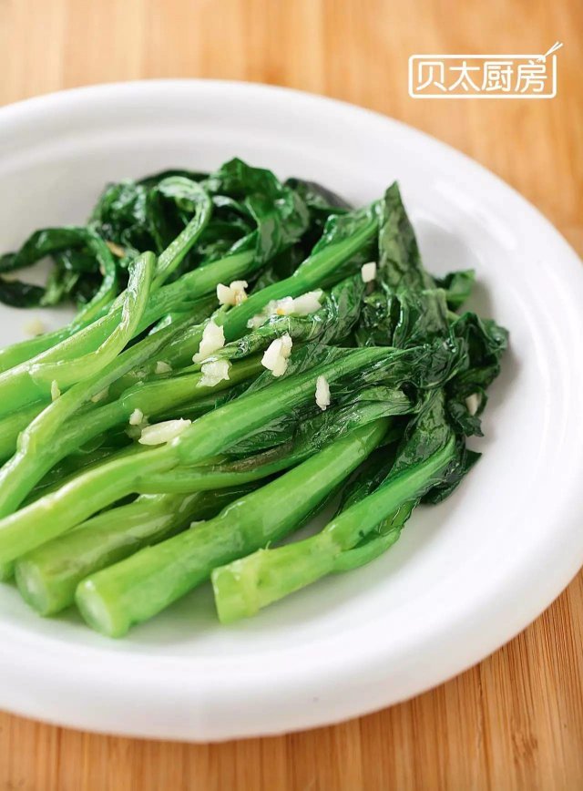 4/ 青菜炒熟变色后调入盐,起锅前最好淋少许熟油或葱油提香,让菜肴