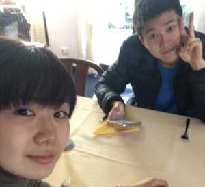 丈夫参加聚会，被嘲笑妻子是个累赘！妻子脱下外套，旁人羡慕不已