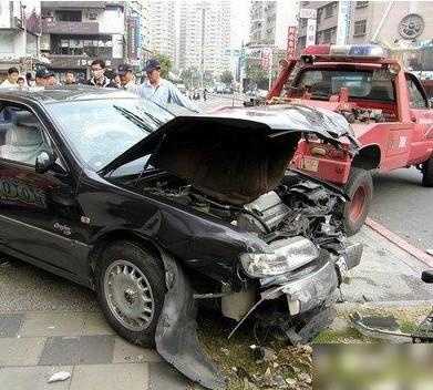 弟弟出车祸惨死，哥哥悲痛认尸，岂料一看惊呼：这不是我弟！