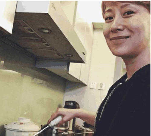 海清现在住的豪宅曝光：生活悠闲自然，自己炒几个小菜也很精致